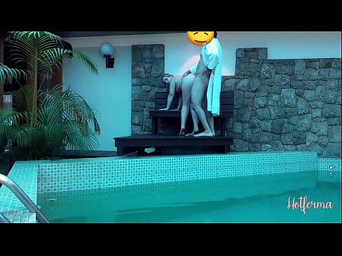 ❤️ Oga pe iranṣẹbinrin si awọn pool, sugbon ko le koju kan gbona ️ Ohun onihoho didara